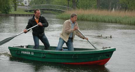 Trotz Unwetter wagen sich Sven Bockmeyer und René Kaphengst mit der »Pioner 12« hinaus auf den Godewind-Teich. Foto: HELGE NORMANN