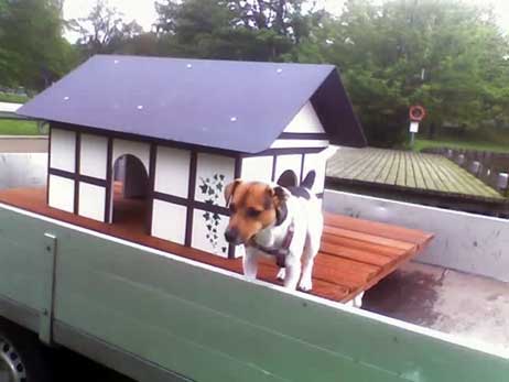 Ach ja, bevor das Entenhaus zu Wasser gelassen wurde, gab es noch einen Sicherheits-Check von Willi. Alles ok, kann losgehen... Foto: RUDI LICHTENHAGEN