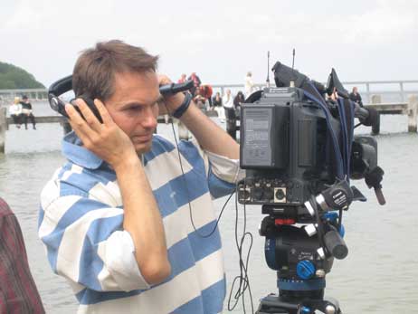 Dr. Meeno Schrader berichtete vom Anbaden und übers Wetter aus Travemünde. Foto: HELGE NORMANN 