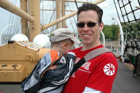 Oliver Hofmann und Sohn »Finni« (4) aus Hamburg freuten sich über freien Eintritt auf der Passat. Foto: HELGE NORMANN
