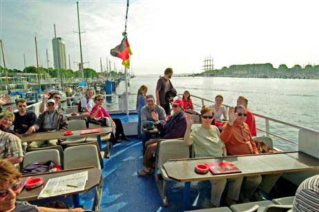 Fröhliche Gesellschaft: Die Passagiere der Freifahrt auf der »Sven Johannsen«. Foto: KARL ERHARD VÖGELE