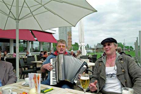 Gaben ein Ständchen: Peter Loose und Brösel. Foto: KARL ERHARD VÖGELE