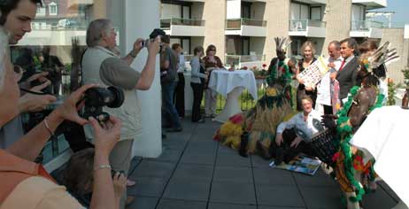 Fotoshooting zum Thema Fahnenmeer. Foto: HELGE NORMANN 