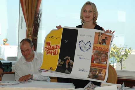 Graphikdesignerin Enke Cäcilie Jansson zeigte die Entwürfe für das »Travemünder Fahnenmeer«. Alle Beiträge stammen von prominenten Zeitgenossen. Foto: HELGE NORMANN 
