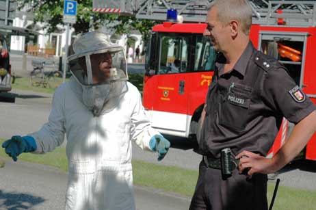 Alles gutgegangen. Der Einsatz von Polizei, Feuerwehr und Schwarm-Fänger Kronacher ist beendet. Foto: HELGE NORMANN