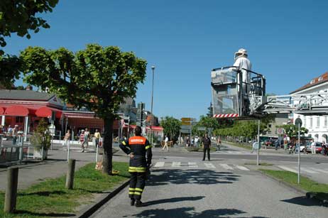 Der Teutendorfer Imker Friedrich Kronacher auf dem Weg zu seinem Einsatzort. Foto: HELGE NORMANN