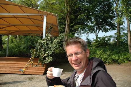 Solange die Sache irgendwie mit Käffchen zu tun hat, ist TA-Chefredakteur Helge Normann immer gern dabei. Foto: JULIA 