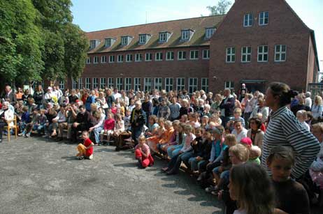Die ersten Zuschauer vor der neuen Bühne auf dem Pausenhof. Foto: HELGE NORMANN 