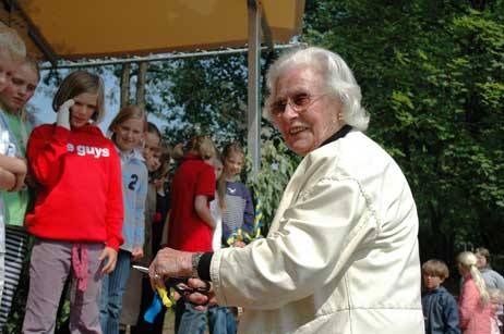 Schnitt heute das Band zur Einweihung der neuen Bühne durch: Stiftungs-Gründerin Anna-Maria Wendelborn. Foto: HELGE NORMANN 