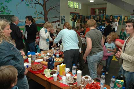Immer heiß umkämpft: Das berühmte Kuchenbuffet der Steenkamp-Schule. Foto: HELGE NORMANN 