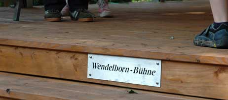 Gut für Aufführungen oder zum Hüpfen in der Pause: Die »Wendelborn-Bühne«. Foto: HELGE NORMANN 