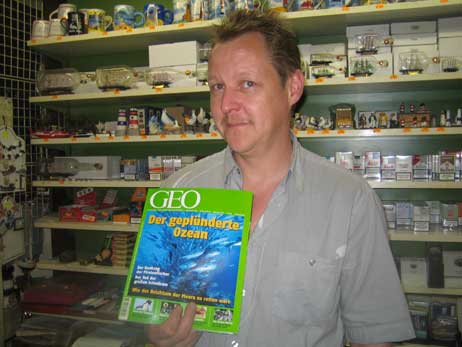 Andreas Müller vom »Strandbasar« im Aqua-Top-Gebäude wusste nichts von der Aktion vor seiner Ladentür, hat das neue »GEO«.Magazin aber selbstverständlich in seinem Sortiment. Der Titel der Juni-Ausgabe ist »Der geplünderte Ozean« (6 Euro). 
