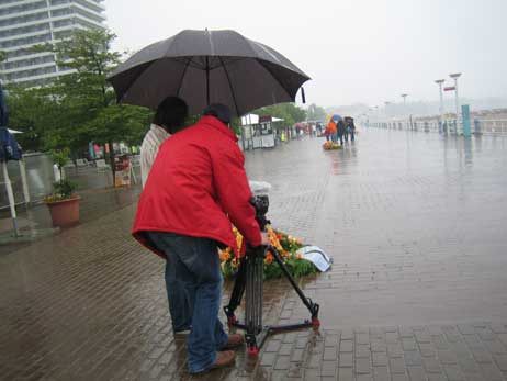 Travemünde Aktuell: Trauerkränze auf der Travemünder Strandpromenade: