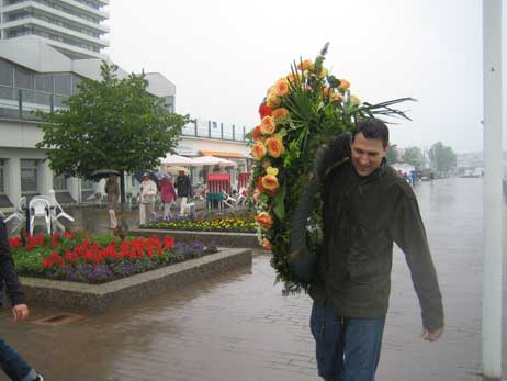 Nach kurzer Zeit wurden die Trauerkränze wieder mitgenommen. Sie sollen heute noch an verschiedenen Stellen an der Ostseeküste ausgelegt werden. Die Aktion war aber einigen Passanten aufgefallen, die sich über die Blumen wunderten und neugierig stehen blieben. Die Werbeaktion hat also schon gefruchtet... 