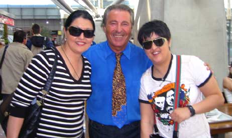 José Ferreiras mit Marija Šerifović (rechts) und deren Mutter beim Empfang auf dem Flughafen Fuhlsbüttel. Foto: PRIVAT