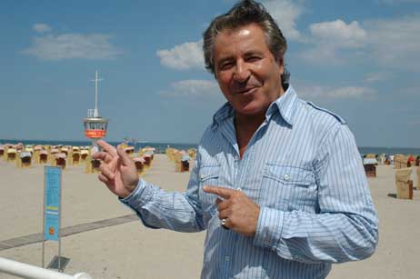 José Ferreiras in Travemünde. Im Maritim ist er Zuhause, engagiert sich auch stark für die DLRG. Foto: HELGE NORMANN