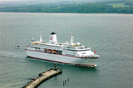 Die »Deutschland« nahm heute Kurs auf Travemünde und nutzte als erstes Luxus-Schiff das neue Kreuzfahrt-Terminal. Foto: KARL ERHARD VÖGELE