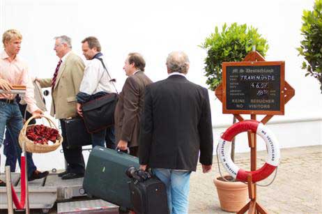 Die Passagiere Checken ein. Foto: KARL ERHARD VÖGELE
