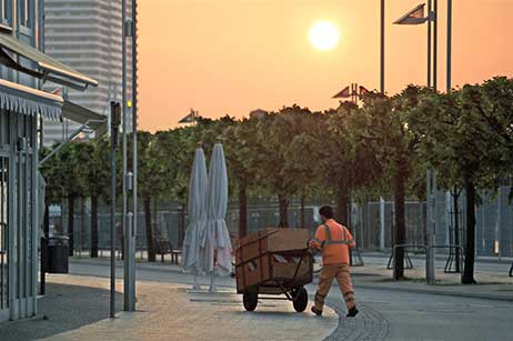 Gerade war Sonnenaufgang. Mustafa Cengiz hat einen Teil der Vorderreihe fertig und geht nun in die Kurgartenstraße, um sich dort nach einem genau festgelegten Plan einen weiteren Teilbereich zu widmen. 