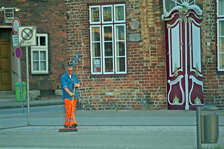 Michael Raube in der guten Stube von Travemünde, am Fährplatz vor der Alten Vogtei. 