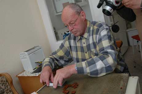 Peter Stürholdt sortiert die fertigen Rahmbonbons in die Schachtel. Foto: HELGE NORMANN