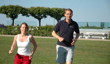 Ralph Hosbein, Direktor vom »Columbia Hotel Casino Travemünde«. Gestern startete er zum ersten Mal im Brügmanngarten zum Fitness-Training mit Mitarbeitern. Zweimal die Woche soll zukünftig trainiert werden. Fotos: HELGE NORMANN