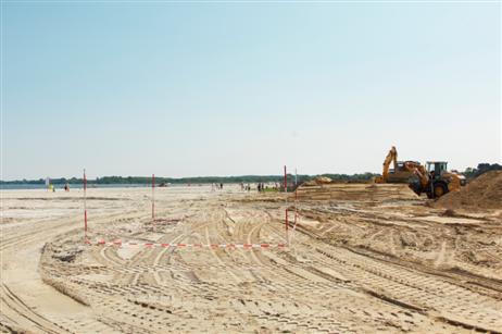 Der nächste Laster kommt bestimmt! Bald wird ein weiteres Fundament entstehen. Am 18. Juni beginnt das »Compacten« (Verdichten) des Sandes und am 25. Juni machen sich 75 Carver an ihre Arbeit.