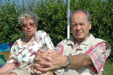 »Muss das nun sein, dass die uns das hier wegnehmen?« : Inge Möller aus Kücknitz und Lothar Rogee aus Travemünde. Foto: HELGE NORMANN