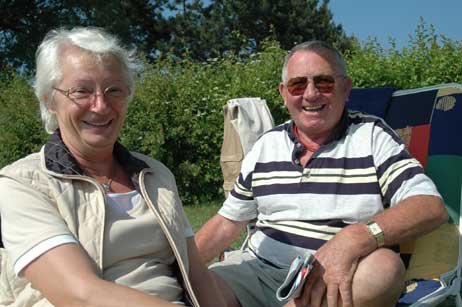Eine schützende Hecke im Rücken, ein gutes Magazin und nette Gesprächspartner: Liane Rogee aus Travemünde und Herbert Möller aus Kücknitz kennen sich seit vielen Jahren vom Grünstrand. Foto: HELGE NORMANN