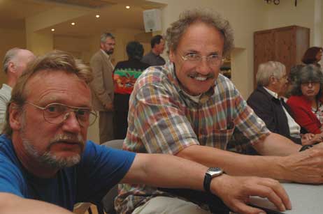 Lokale Berichterstattung funktioniert nur mit persönlicher Anwesenheit: Kollege Bernd Scheel vom Travemünde-Netz, hier mit Carl Howe von den GRÜNEN (rechts) ist Stammgast beim Ortsrat. Foto: HELGE NORMANN 