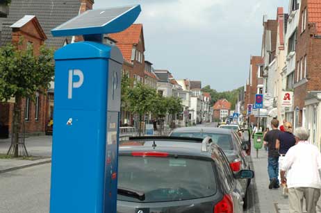 Auffällig: Blauer Parkautomat in der Kurgartenstraße. Foto: HELGE NORMANN 