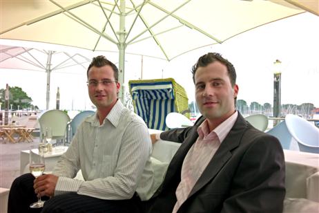 Karsten Langer (links) ist gelernter Koch und sein Zwillingsbruder Michael gelernter Bäcker. Eine optimale Kombination für die neu eröffnete Café Restaurant-Lounge in der Vorderreihe.