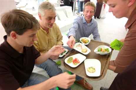 Eine Besonderheit ist das Flying Buffet bei geschlossenen Gesellschaften. Der Gast sucht sich seine Speisen nicht mehr am meterlangen Buffet aus. Ihm wird das Buffet direkt an seinen Platz gebracht. Hier kann er wählen und sich auch alles über die Speisen erklären lassen.