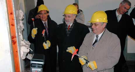 Am 20.12.2003 schwangen Lübecks Bürgermeister Bernd Saxe, Staatssekretär Michael Rocca und Bahn-Mann Norbert Hinrichs symbolisch den Hammer zum Baubeginn im Strandbahnhof. Ein paar Verzögerungen später wurde dann im Mai 2006 die Fertigstellung gefeiert. Wird Saxe jetzt den Streit mit den Mietern schlichten? Foto: ARCHIV TRAVEMUENDE AKTUELL 