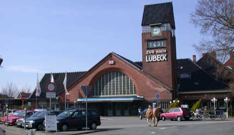 Der Strandbahnhof Travemünde im März 2002, vor der Sanierung. Damals gab es ein DB-Logo am Gebäude. Foto: ARCHIV TRAVEMUENDE AKTUELL 