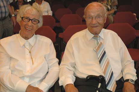 Im Publikum gesehen: Dr. von Freyberg mit Gattin waren vom Rosenhof in die Ostsee-Akademie gekommen. Foto: HELGE NORMANN