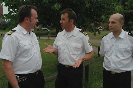 Jörg Schüler, Michael Meyer und Frank Conrad vom Bundespolizeiorchester Hannover besprechen vor dem Konzert ihren Auftritt. Foto: HELGE NORMANN