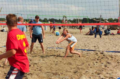 27 Feuerwehr-Mannschaften aus ganz Deutschland spielten heute am Travemünder Strandabschnitt vor der Nordermole ihren Beachvolleyball-Cup aus. Fotos: KARL ERHARD VÖGELE