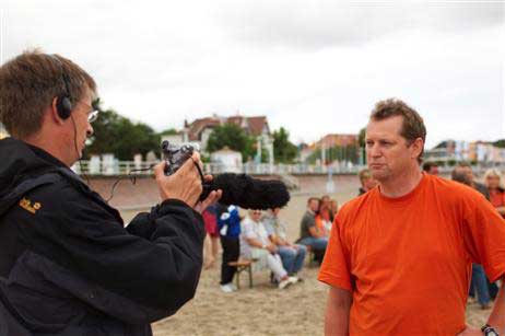 Beim Handball spielt man ins Netz und beim Volleyball übers Netz: TA-Chefredakteur Helge Normann, besser bekannt als »das wandelnde Sportlexikon«, schreckt vor keiner Fachfrage zurück. Das Video zu diesem Artikel finden Sie ganz unten auf dieser Seite. Fotos: KARL ERHARD VÖGELE