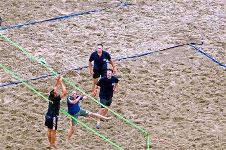 Travemünde Aktuell: Beachvolleyball der Berufsfeuerwehren: