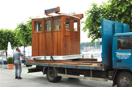 Das Steuerhaus ist auf einem LKW angekommen. 