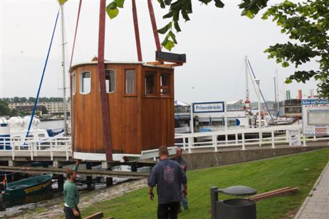Das Steuerhaus wird zur Montage der Pfähle in Position gebracht.