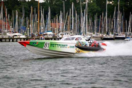 Die Powerboote traten heute zum »Time Trial« auf der Trave an. Fotos: KARL ERHARD VÖGELE 
