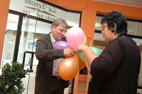 Bunte Luftballons und ein Glas Sekt gehören zu so einer Neueröffnung natürlich auch dazu. 