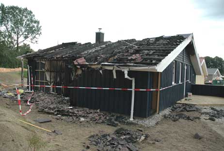 Das Haus muss vermutlich abgerissen werden. Am späten Nachmittag wurde es mit einem Metallzaun abgesperrt. Es war vollständig eingerichtet und bezugsfertig, mit Fernseher und allem drum und dran. Das Feuer scheint von außen an einer Seitenwand gelegt worden zu sein. Foto: RD