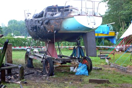 Ein Segelboot wurde ebenfalls Opfer der Flammen. Alle Fotos: KARL ERHARD VÖGELE 