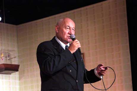 Stadtpräsident Peter Sünnenwold auf der Bühne. Foto: KARL ERHARD VÖGELE 