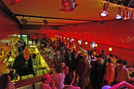 Nightlive und gemütliche Atmosphäre schon vor dem Theaterbesuch. Foto: KARL ERHARD VÖGELE 