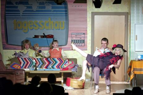 ... eine kleine Revueeinlage lässt keinen Zweifel aufkommen: das Theaterschiff will, dass jeder auf seine Kosten kommt. Und es blieb auch kein Auge trocken ... Foto: KARL ERHARD VÖGELE 