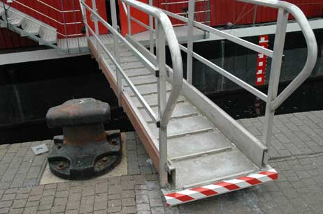Für den Versuch, das Schiff doch am alten Platz zu belassen, wurde extra eine neue Gangway herbeigeschafft. Foto: RD 